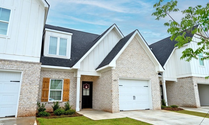 Auburn - Opelika House | Orange & Blue Skies | 2 Bed, 2 Bath