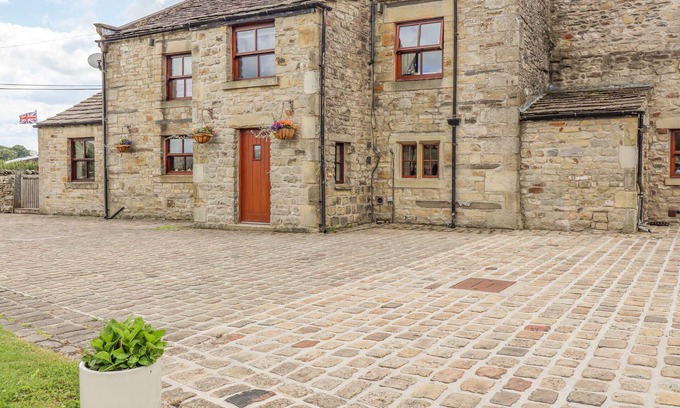 Fourstones Near Bentham Cottage | ORCABER FARMHOUSE, pet friendly, with hot tub in Austwick