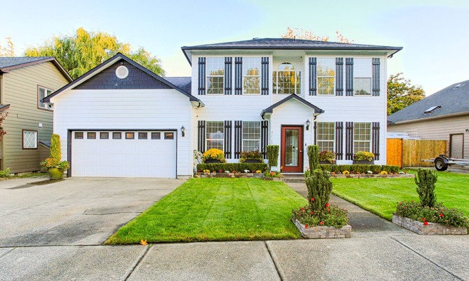 West Salem House | Oregon Winemakers Beautiful Colonial in Salem - Minutes to world class wineries