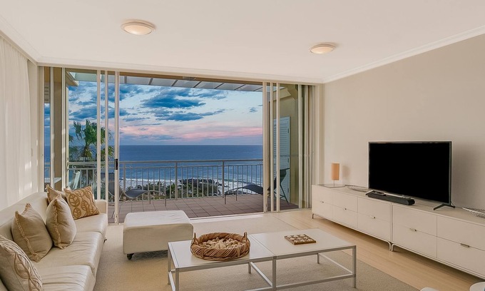 Coolangatta Apartment | Orion Unit 8 Modern apartment Overlooking Snapper Rocks with Wi-Fi included