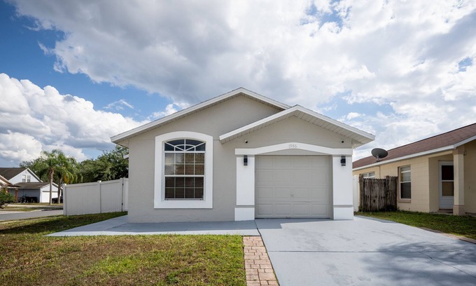 Boggy Creek Apartment | Orlando Studio - Private Entrance! 30 Mins. From Disney & 10 Mins. From Airport