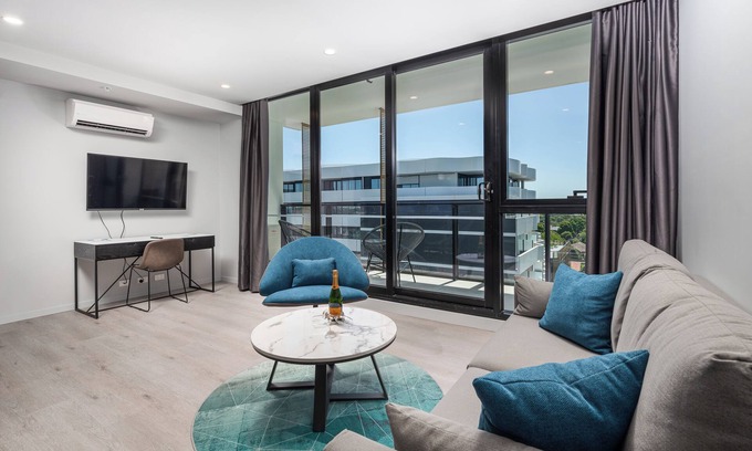 Oakleigh Hotel | Oros Hotel and Apartments