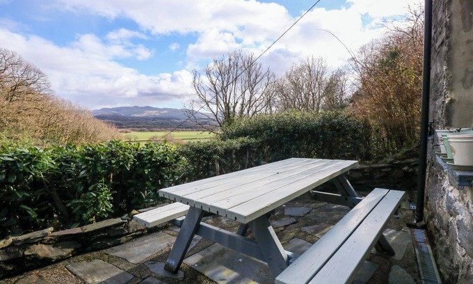 Prenteg House | OSPREY COTTAGE, pet friendly, character holiday cottage in Porthmadog