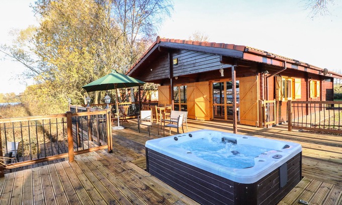 Tattershall Cottage | OSPREY LODGE, pet friendly in Tattershall Lakes Country Park