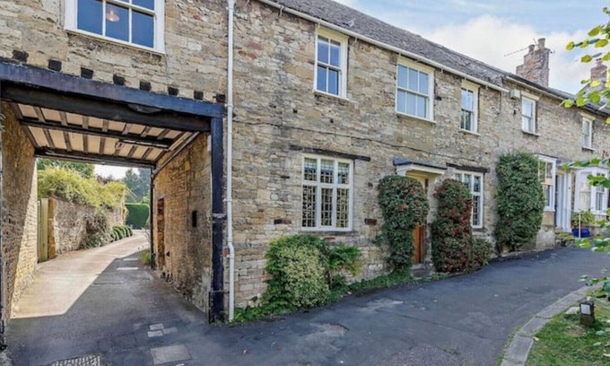 Burford Cottage | Ostlers - beautiful former Coaching Inn with parking and late Sunday checkout.