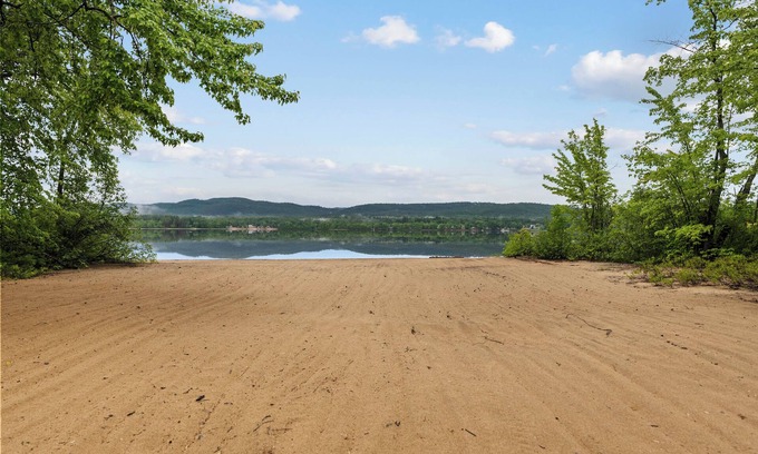 L'Isle-aux-Allumettes Cottage | Ottawa River Waterfront Beach House