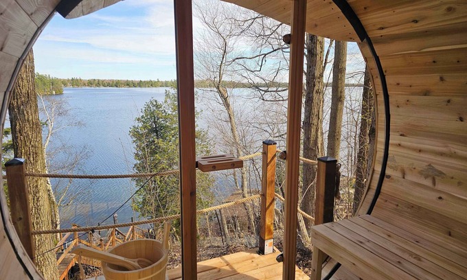 Rideau Lakes House | OTTER'S HOLT - Lakeside retreat with hot tub & sauna