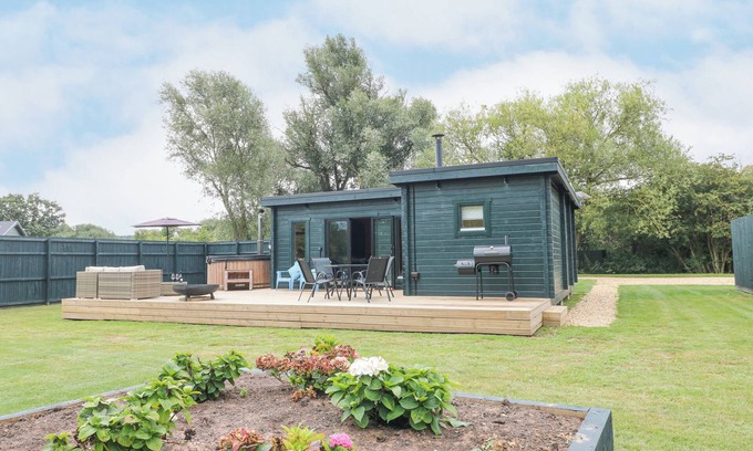 South Luffenham Cottage | OTTER'S VIEW, pet friendly, with hot tub in Edith Weston