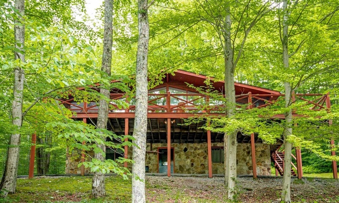 Northface House | Our Greyt Escape - 711 Mountainside RoadnnOur Greyt Escape - Lake Access, Pet Friendly, Two Wood Stoves, Hot Tub