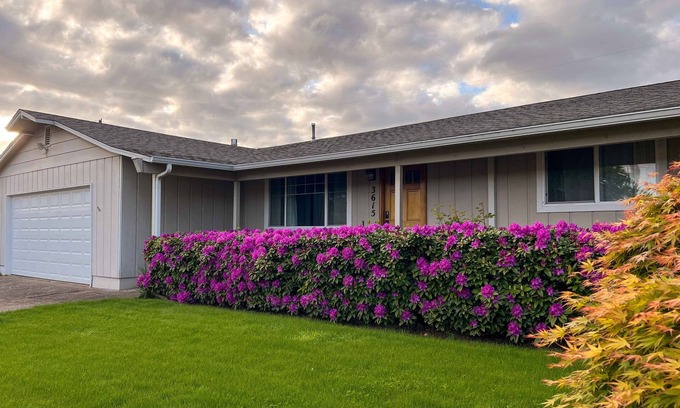 Harlow House | Outdoor Living and Indoor Bar - Entire house - walk to Autzen Stadium