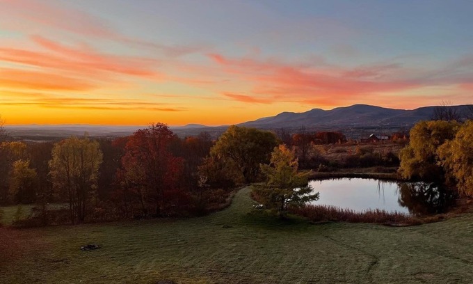 Oak Hill Cabin | Outdoor Movie Screen, Pond, Fire Pit, and Lux Hot Tub