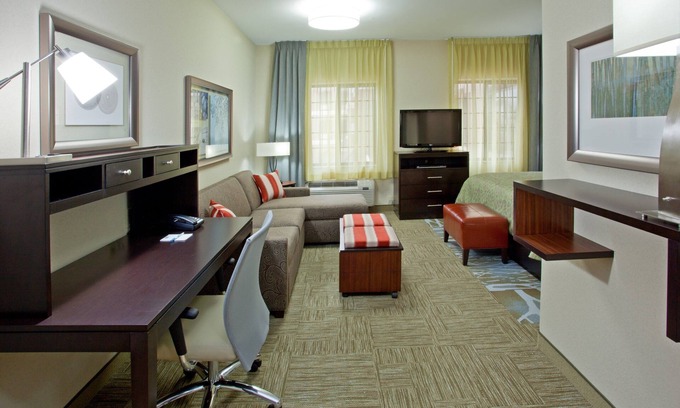 The Fountains Apartment | Outdoor Pool + 24 Hour Fitness Center + Free Breakfast