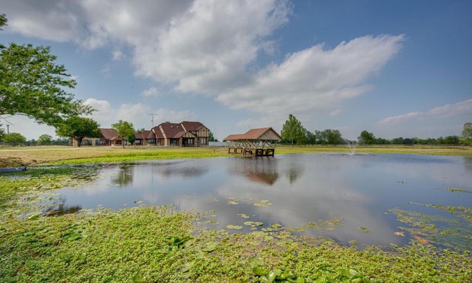 Commerce Villa | Outdoor Pool and Lake Massive Texas Ranch Villa!