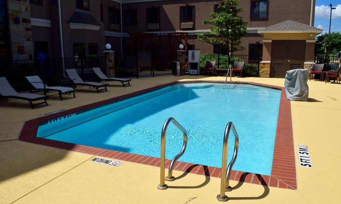 The Fountains Condo | Outdoor Pool + Free Breakfast | 24 Hour Business Center + Fitness Center