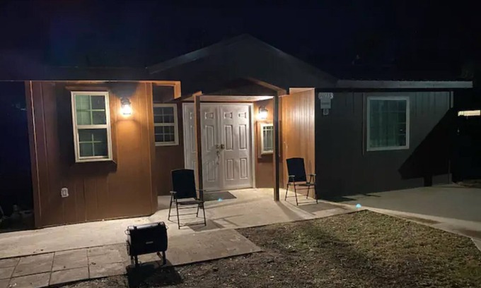Northwest Pensacola Cabin | Outpost Cottage - Sleeps 3 Great Price!