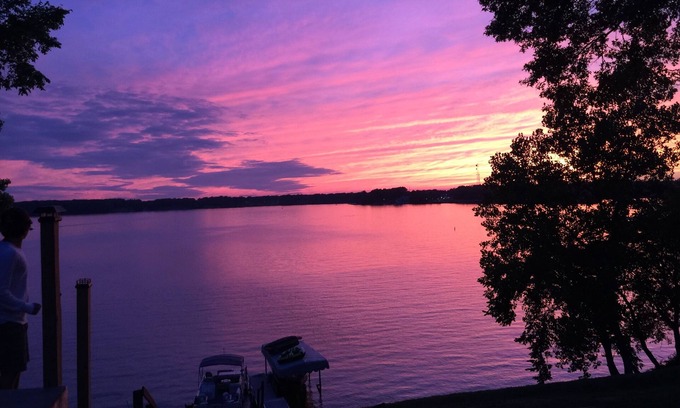 Lake Milton House | Outstanding Cabin on Lake Milton ~ Unbelievable Sunsets ~ Private Beach!