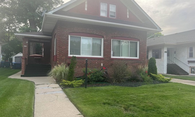 Maywood House | OVERSIZED house located 20min ORD/MDW airports, 15min D/T Chg. 1min to I-290.