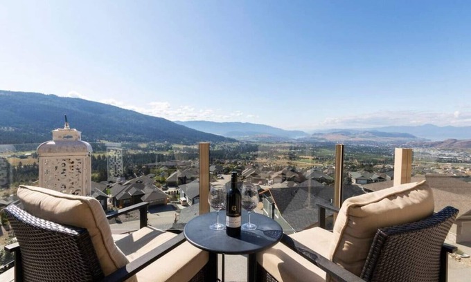 Foothills Apartment | OWAV- Whole Home · Stunning 5 bed house on Silver Star mountain