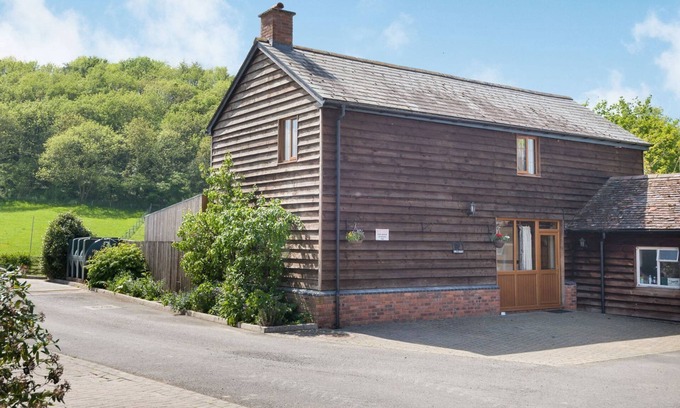 Woolhope Cottage | OWL BARN, pet friendly, with hot tub in Woolhope