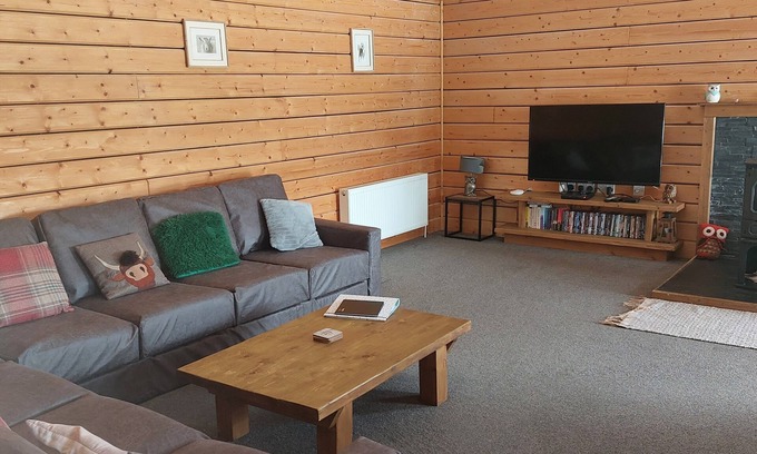 Llanbrynmair Cabin | Owl cabin - 6 berth cabin in Mid Wales with hot tub and enclosed garden
