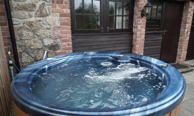 Callington Cottage | Owls Roost, charming Lakeside cottage with fishing, hot tub sleeps 2