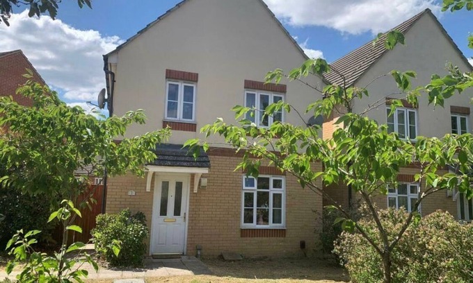 Iffley House | Oxford four beds family and pets friendly home with driveway parking