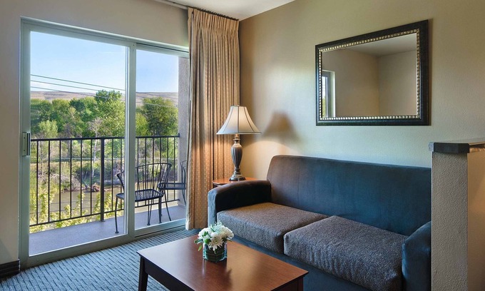 Buena Hotel | Oxford Suites Yakima
