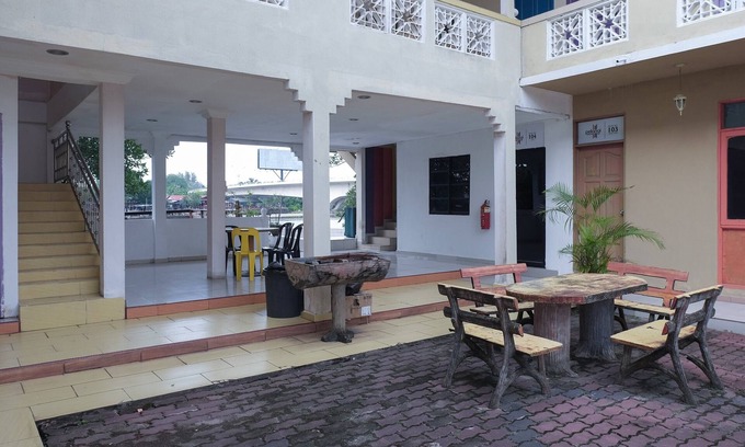 Kawasan Perindustrian Chendering Hotel | OYO 90018 River Village Hotel