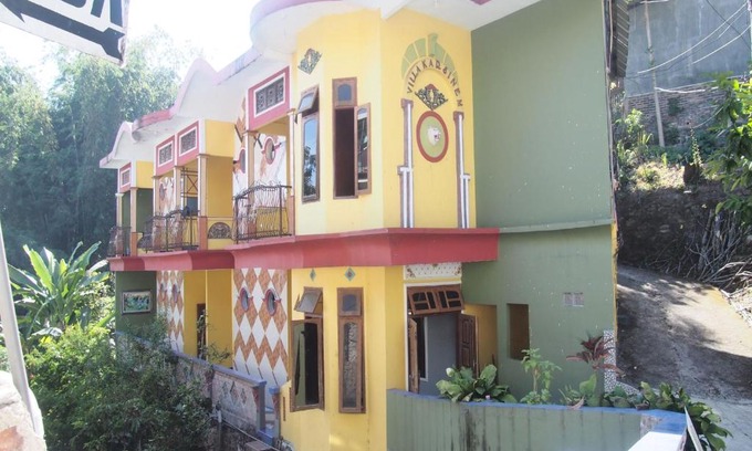 Prigen Hotel | OYO Life 90646 Villa Karsinem Pasuruan