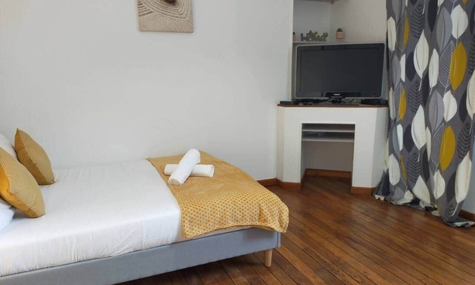 Miroir - Batignolles Apartment | Oyon T1 * Near train station * Parking * Fiber