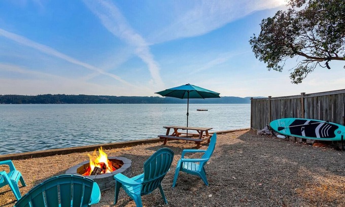 Belfair House | Oyster Pine Retreat - Waterfront w/Hot Tub & Kayak