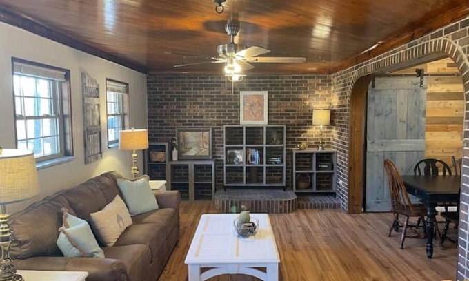 Ellington House | Ozark Valley Retreat & Glamp