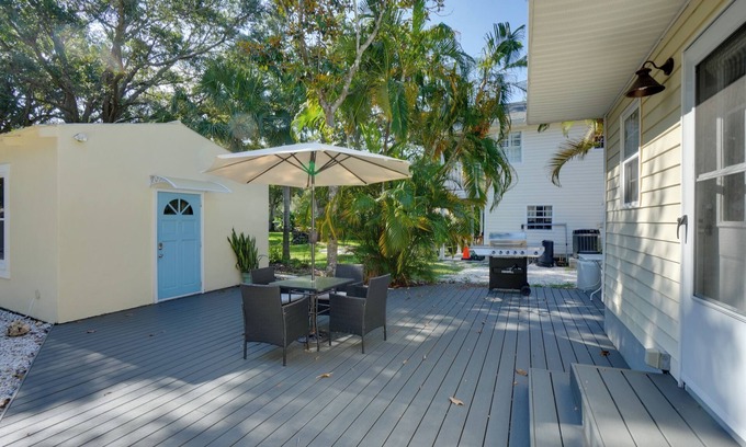 Ozona Apartment | Ozona Studio w/Shared Deck - Steps to Gulf!