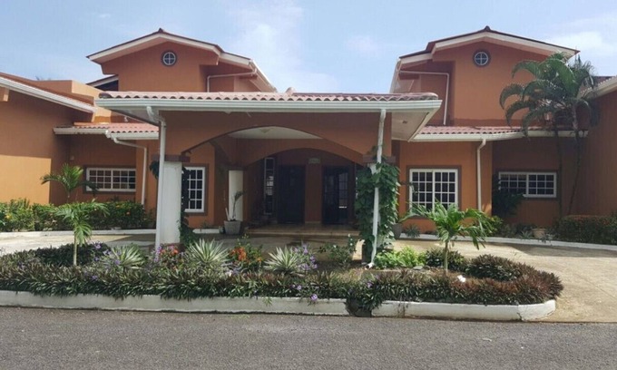 Mechi House | Spacious Beach House on the ocean front with huge pool and patio.