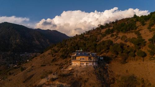 Gunehr House | Paarli Dhara,Bir