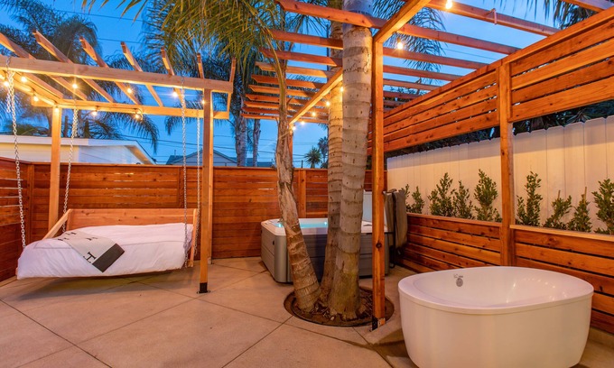 Pacific Beach House | Pacific Beach Grand Villa HotTub &Tub Swing Bed Grill Parking AC Outdoor Shower