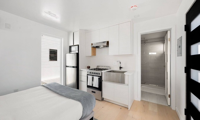 Santa Monica Canyon Apartment | Pacific Coast - Oceanfront Living Studio B