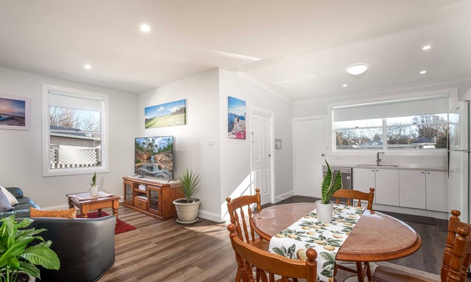 Orange Apartment | Paddington Villa 2 - Wi-fi, Netflix