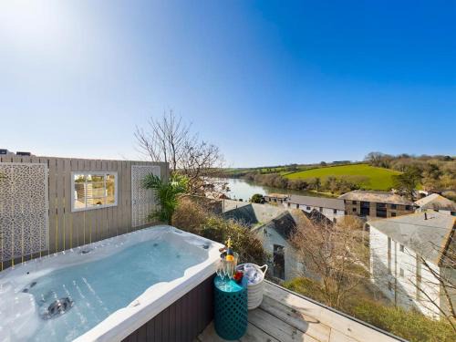 Kingsbridge House | Paddlers View - Luxurious 2 bed, hot tub. Town centre, water views