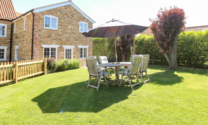 Croxton Kerrial Cottage | PADDOCK VIEW COTTAGE, pet friendly, with a garden in Vale Of Belvoir