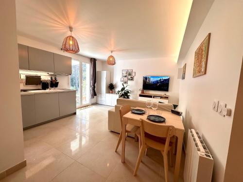Peyrolles-en-Provence Apartment | Paisible studio tout neuf en lisière de forêt