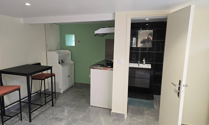 Bondy Apartment | Paisible Studio. Proche de Tout Commerces, Services et Transports