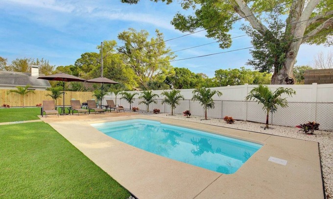South Pinellas Community Council House | Palm Oasis 2/2 Serene Backyard Private Poolside
