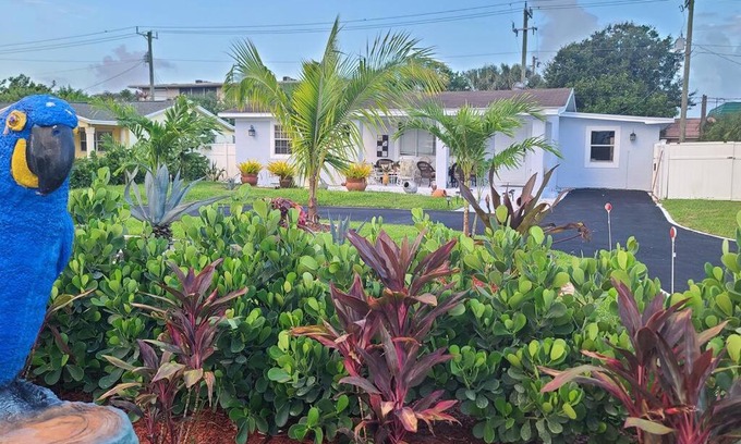 Palm Springs House | Palm Springs 3-Bedroom 2-Bath 5 Miles to the Beach