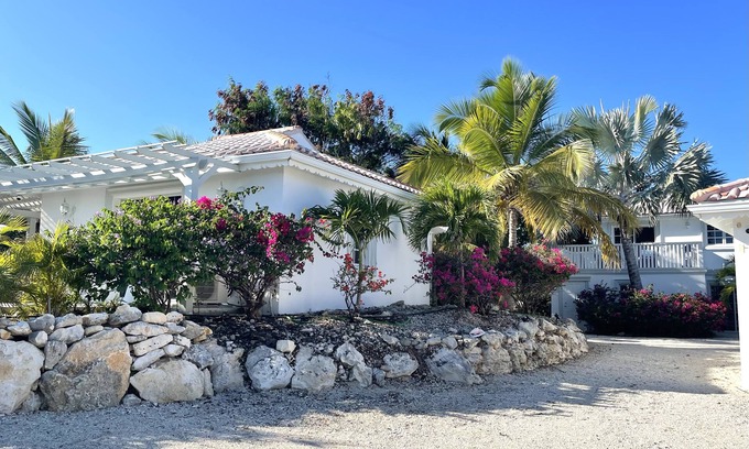 Discovery Bay Cottage | Palm Breeze Bay Cottage