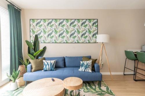 New Tacoma Apartment | Palm Theme King Bed Paid Garage 55" 4k Smart T