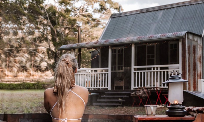 Austinville Cabin | Palmer&Gunn -Wee Tiny- Hot Tub by the creek