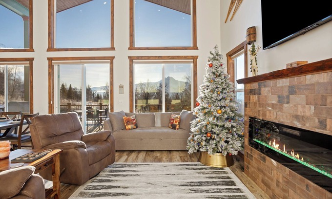 Palmer House | Palmer's Hidden Luxury Mountain Getaway, Now with Hot Tub!
