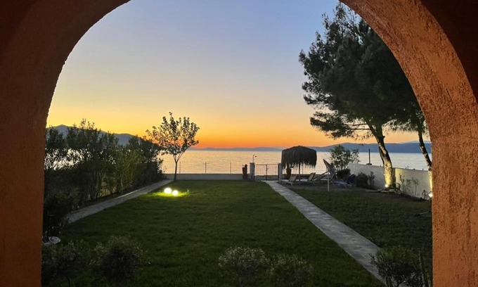Kanatadika Villa | Pampas Seafront villa, 6 bedrooms, North Evvoia