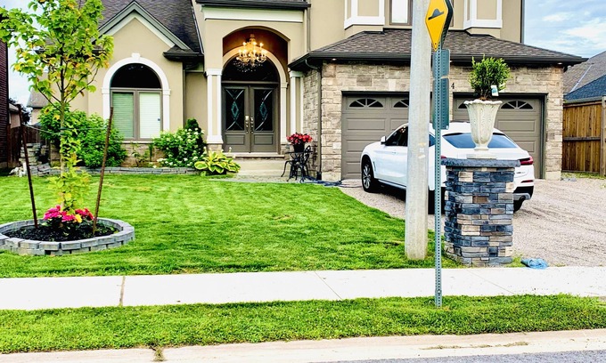 Niagara Falls House | Panda Princess Villa! 5 Bedrooms + 3 full bathrooms.
